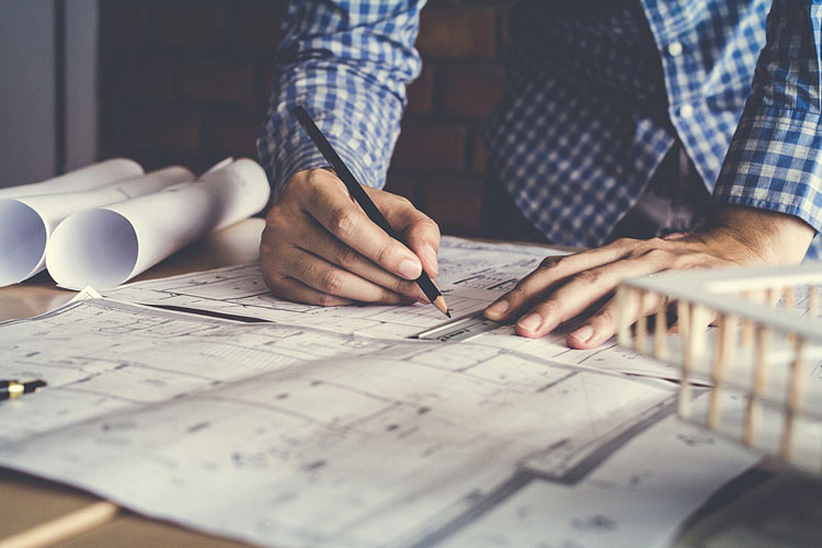 Menschen arbeiten am Tisch
